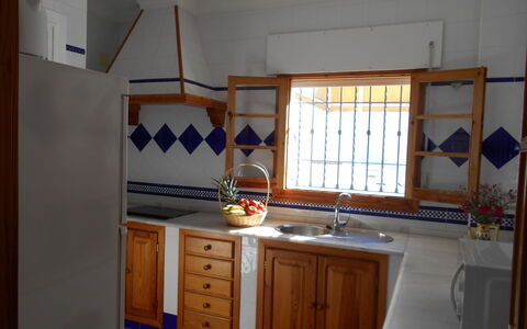 Apartamento Playa De Regla: Cabinetry, Eigendom, Meubilair, Gootsteen, Wastafel, Kraan, Countertop, Venster, Hout, Keuken