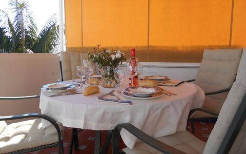 Apartamento Playa De Regla: Tableware, Tafel, Meubilair, Eigendom, Stoel, Dishware, Tafelkleed, Textiel, Bord, Interieur Ontwerp