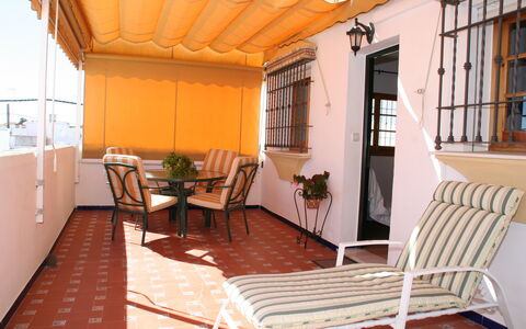 Apartamento Playa De Regla: Meubilair, Venster, Tafel, Bloempot, Fabriek, Gebouw, Stoel, Hout, Kamerplant, Buitenmeubels
