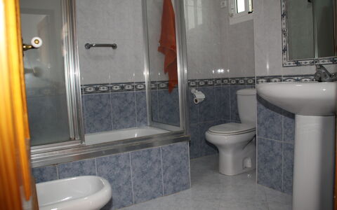Apartamento Playa De Regla: Loodgieterswerkinrichting, Eigendom, Badkamer, Purper, Fabriek, Wastafel, Interieur Ontwerp, Bad, Douche