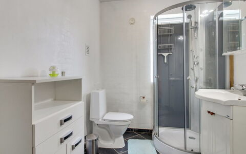 Ilsabe - 25Km from the Sea: Muur, Loodgieterswerkinrichting, Flooring, Interieur Ontwerp, Verdieping, Wastafel, Toilet, Badkamer, Plafond, Wastafel In De Badkamer