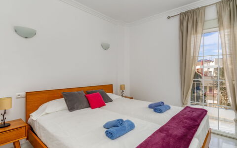 Las Brisas Estepona Golf: Meubilair, Eigendom, Gebouw, Azure, Comfort, Tafel, Venster, Textiel, Deur