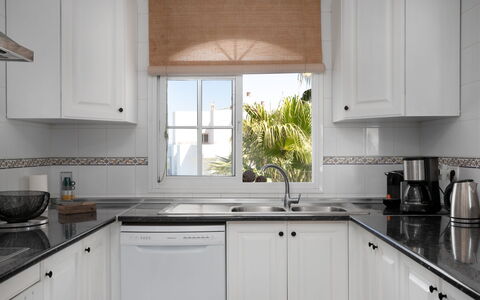 Las Brisas Estepona Golf: Keuken, Countertop, Interieur Ontwerp, Toestel Van De Keuken, Cabinetry, Gootsteen, Wastafel, Flooring, Loodgieterswerkinrichting, Huis