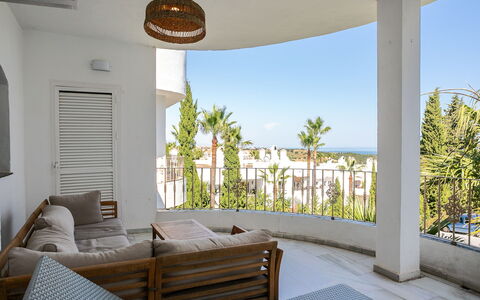 Las Brisas Estepona Golf: Appartement, Balkon, Stoel, Keuken En Eettafel, Buitenmeubels, Kamerplant, Hotel, Baluster