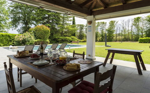 Casa del Marchese, Pool, Wifi, Castell' Arquato: Tafel, Eigendom, Meubilair, Fabriek, Tableware, Buitentafel, Buitenmeubels, Schaduw, Voedsel, Hout