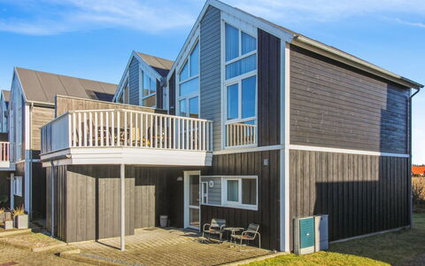 Truls - 700M from the Sea: Architectuur, Huis, Siding, Woongebied, Dak, Landgoed, Verblijf, Ontwerp, Veranda, Herenhuis