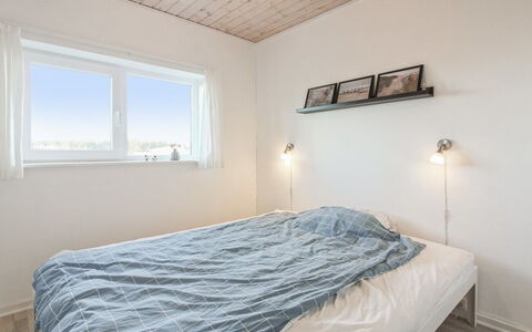 Truls - 700M from the Sea: Hout, Slaapkamer, Plafond, Bed, Interieur Ontwerp, Verdieping, Bedding, Laken, Flooring, Huis
