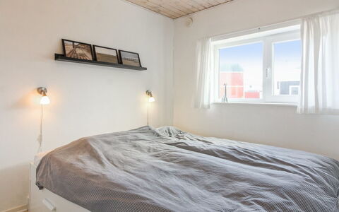 Truls - 700M from the Sea: Muur, Slaapkamer, Bed, Hout, Interieur Ontwerp, Plafond, Laken, Bedding, Verdieping, Meubilair