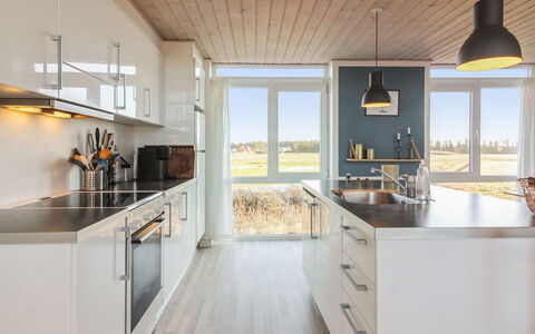Truls - 700M from the Sea: Hout, Keuken, Huis, Countertop, Appartement, Houten Vloer, Hardwood, Cabinetry, Beits, Plank