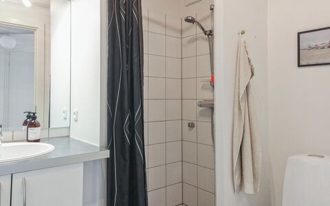 Truls - 700M from the Sea: Muur, Loodgieterswerkinrichting, Interieur Ontwerp, Flooring, Verdieping, Badkamer, Loodgieter, Wastafel, Kraan, Kamer