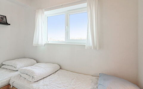 Truls - 700M from the Sea: Bed, Slaapkamer, Muur, Hout, Verdieping, Laken, Bedding, Interieur Ontwerp, Flooring, Linens