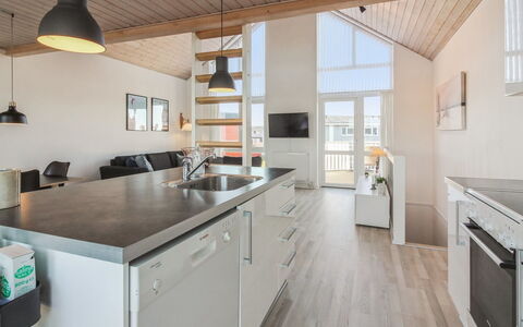 Truls - 700M from the Sea: Keuken, Countertop, Hout, Flooring, Plafond, Interieur Ontwerp, Verdieping, Meubilair, Cabinetry, Houten Vloer