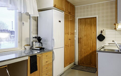 Saajola: Keuken, Toestel Van De Keuken, Major Appliance, Countertop, Hout, Gootsteen, Interieur Ontwerp, Flooring, Cabinetry, Fornuis