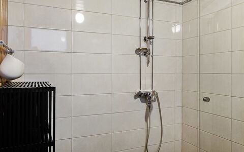 Saajola: Badkamer, Muur, Loodgieterswerkinrichting, Flooring, Douchekop, Verdieping, Interieur Ontwerp, Loodgieter, Douche, Tegel