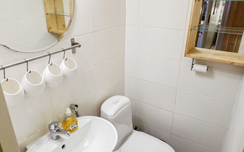 Saajola: Badkamer, Loodgieterswerkinrichting, Wc Bril, Toilet, Wastafel, Interieur Ontwerp, Flooring, Kraan, Wastafel In De Badkamer, Loodgieter