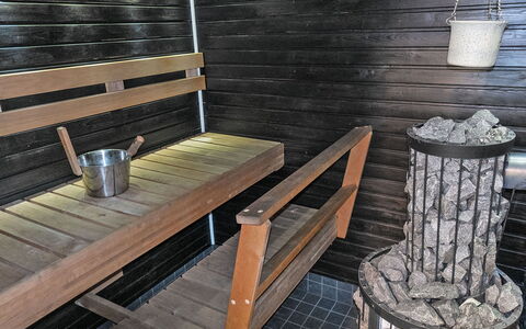 Mökki Tenolla: Meubilair, Stoel, Buitenmeubels, Tafel, Hout, Buitentafel, Keuken En Eettafel, Schaduw, Tuin, Paraplu