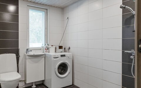 Mökki Tenolla: Meubilair, Stoel, Buitenmeubels, Tafel, Hout, Buitentafel, Keuken En Eettafel, Schaduw, Tuin, Paraplu