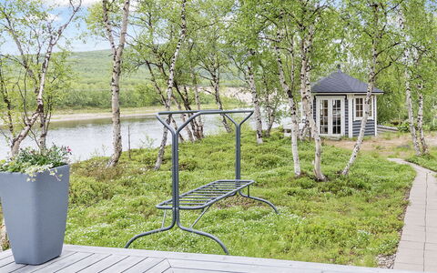 Mökki Tenolla: Meubilair, Stoel, Buitenmeubels, Tafel, Hout, Buitentafel, Keuken En Eettafel, Schaduw, Tuin, Paraplu