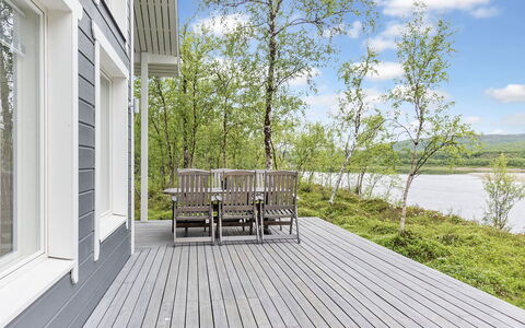 Mökki Tenolla: Meubilair, Stoel, Buitenmeubels, Tafel, Hout, Buitentafel, Keuken En Eettafel, Schaduw, Tuin, Paraplu