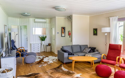 Villa Kuorinka: Meubilair, Interieur Ontwerp, Flooring, Verdieping, Hout, Bankstel, Woonkamer, Plafond, Kamer, Houten Vloer
