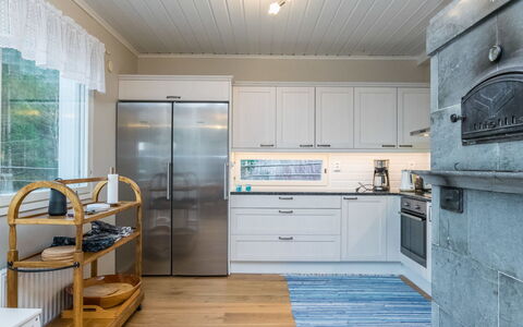 Villa Kuorinka: Flooring, Keuken, Hout, Toestel Van De Keuken, Interieur Ontwerp, Verdieping, Major Appliance, Countertop, Cabinetry, Plafond