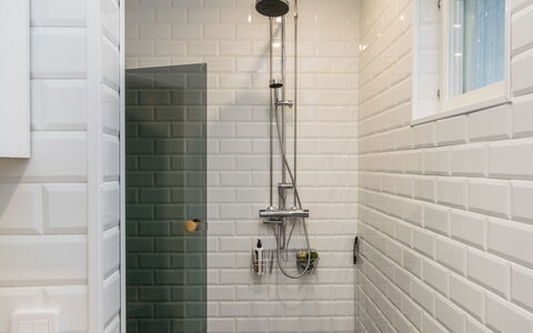 Villa Kuorinka: Muur, Interieur Ontwerp, Flooring, Verdieping, Badkamer, Tegel, Loodgieterswerkinrichting, Loodgieter