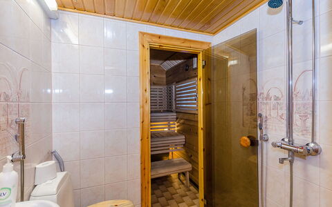 Villa Käpytikka: Bed, Meubilair, Slaapkamer, Interieur Ontwerp, Bedding, Laken, Flooring, Hout, Verdieping, Kamer