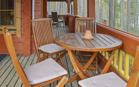 Villa Käpytikka: Bed, Meubilair, Slaapkamer, Interieur Ontwerp, Bedding, Laken, Flooring, Hout, Verdieping, Kamer