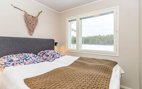 Lumpeenranta: Hout, Slaapkamer, Bed, Verdieping, Bedding, Bed Frame, Laken, Linens, Hoofdkussen, Hardwood