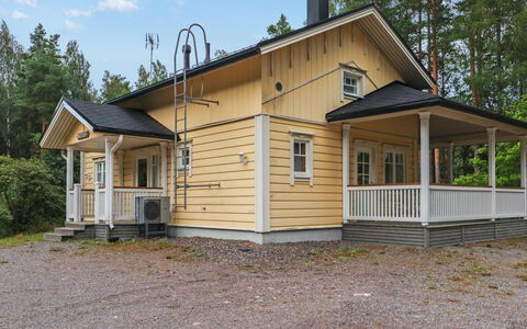 Kuusikko: Hout, Huis, Veranda, Huis, Siding, Verblijf, Dak, Deur, Schuifraam, Dek