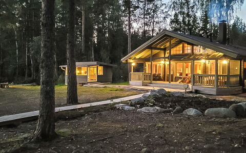 Purjeranta: Meubilair, Interieur Ontwerp, Flooring, Verdieping, Tafel, Plafond, Keuken En Eettafel, Verlichting, Stoel, Huis