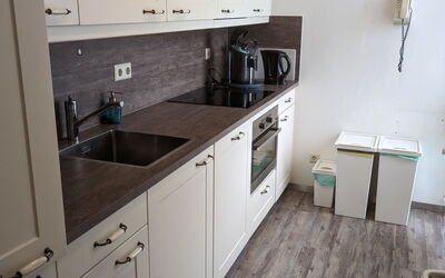 Gruppe Rothaarsteig 2 Wohneinheiten 110.2: Cabinetry, Countertop, Gootsteen, Wastafel, Gebouw, Hout, Keuken, Kraan, Interieur Ontwerp, Flooring