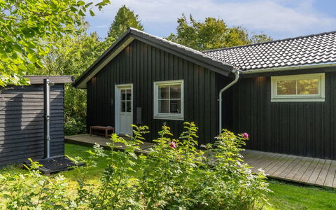 Loviisa - 850M from the Sea: Meubilair, Interieur Ontwerp, Flooring, Verdieping, Plafond, Kamer, Stoel, Tafel, Appartement, Keuken En Eettafel