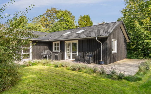 Loviisa - 850M from the Sea: Meubilair, Interieur Ontwerp, Flooring, Verdieping, Plafond, Kamer, Stoel, Tafel, Appartement, Keuken En Eettafel