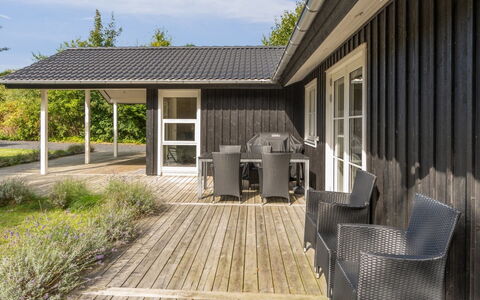 Loviisa - 850M from the Sea: Meubilair, Interieur Ontwerp, Flooring, Verdieping, Plafond, Kamer, Stoel, Tafel, Appartement, Keuken En Eettafel