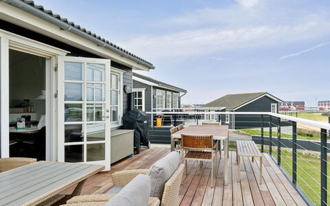 Ewelina - 150M from the Sea: Dak, Huis, Huis, Verblijf, Siding, Landgoed, Oprit, Garden Gebouwen, Werf, Schuur