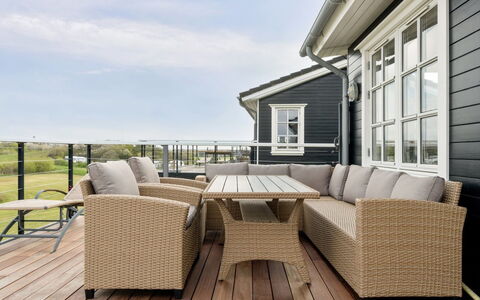 Ewelina - 150M from the Sea: Dak, Huis, Huis, Verblijf, Siding, Landgoed, Oprit, Garden Gebouwen, Werf, Schuur