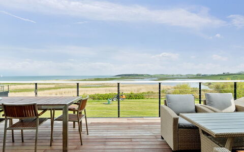 Ewelina - 150M from the Sea: Dak, Huis, Huis, Verblijf, Siding, Landgoed, Oprit, Garden Gebouwen, Werf, Schuur