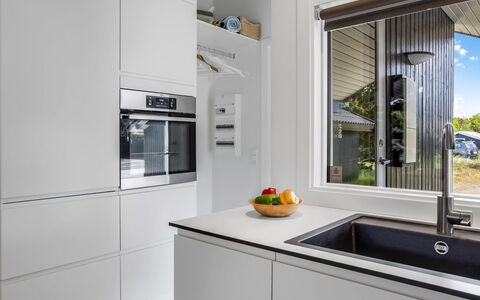 Ubbe - 800M from the Sea: Keuken, Countertop, Interieur Ontwerp, Toestel Van De Keuken, Cabinetry, Flooring, Loodgieterswerkinrichting, Huishoudapparatuur, Major Appliance, Huis