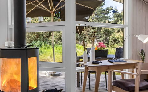 Ubbe - 800M from the Sea: Meubilair, Flooring, Interieur Ontwerp, Verdieping, Houten Vloer, Verlichting, Stoel, Woonkamer, Houtkachel, Beits