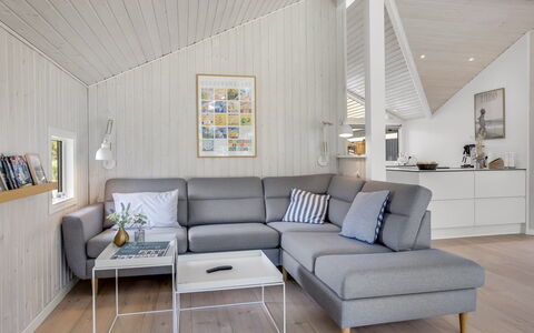 Ubbe - 800M from the Sea: Flooring, Woonkamer, Houten Vloer, Hardwood, Bankstel, Beits, Plank, Laminaatvloer