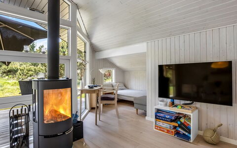 Ubbe - 800M from the Sea: Flooring, Interieur Ontwerp, Hout, Verdieping, Meubilair, Woonkamer, Kamer, Houten Vloer, Verlichting, Haard