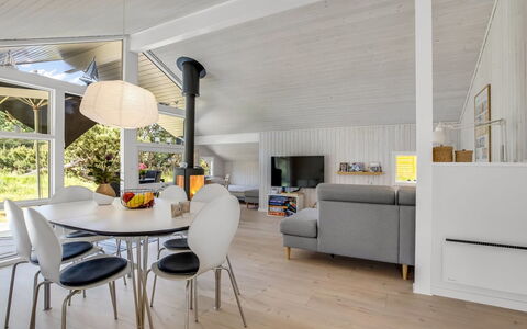 Ubbe - 800M from the Sea: Interieur Ontwerp, Flooring, Meubilair, Verdieping, Hout, Plafond, Houten Vloer, Lichte Inrichting, Woonkamer, Bankstel