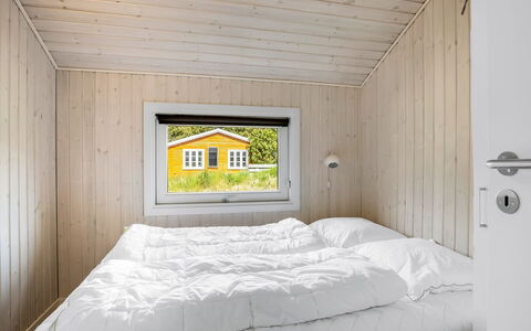 Ubbe - 800M from the Sea: Hout, Slaapkamer, Huis, Bed, Plafond, Hardwood, Plank, Beits, Bedding, Blokhut