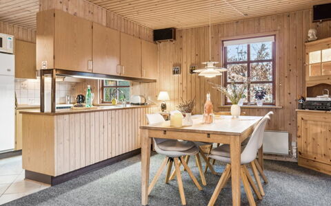 Niyazi - 770M from the Sea: Hout, Interieur Ontwerp, Keuken, Plafond, Meubilair, Huis, Lichte Inrichting, Kamer, Keuken En Eettafel, Hardwood