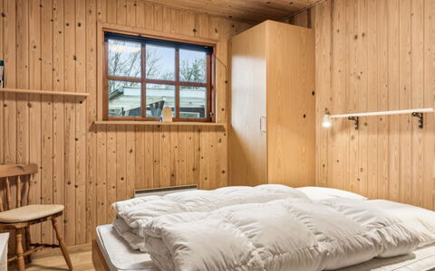 Niyazi - 770M from the Sea: Hout, Slaapkamer, Bed, Interieur Ontwerp, Flooring, Verdieping, Meubilair, Plafond, Kamer, Laken