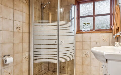 Niyazi - 770M from the Sea: Flooring, Interieur Ontwerp, Loodgieterswerkinrichting, Verdieping, Badkamer, Loodgieter, Kamer, Plafond, Tegel, Douche