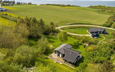 Analia - 300M to the Fjord: Meubilair, Interieur Ontwerp, Bankstel, Flooring, Verdieping, Woonkamer, Kamer, Tafel, Stoel, Appartement