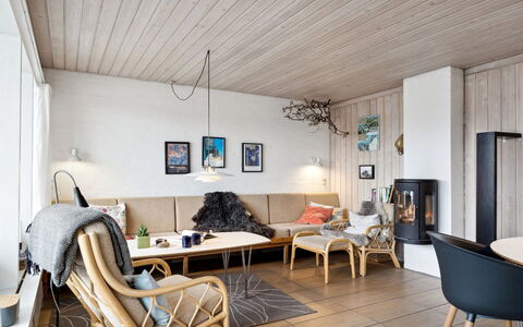 Eljene - 700M from the Sea: Meubilair, Interieur Ontwerp, Flooring, Hout, Verdieping, Verlichting, Houten Vloer, Woonkamer, Plafond, Huis