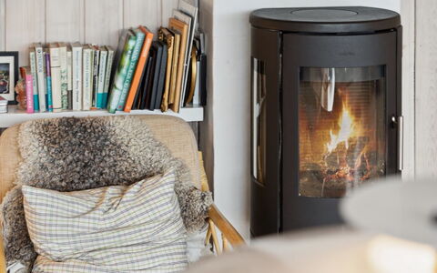 Eljene - 700M from the Sea: Houtkachel, Houten Vloer, Ontwerp, Haard, Hardwood, Woonkamer, Fireplace